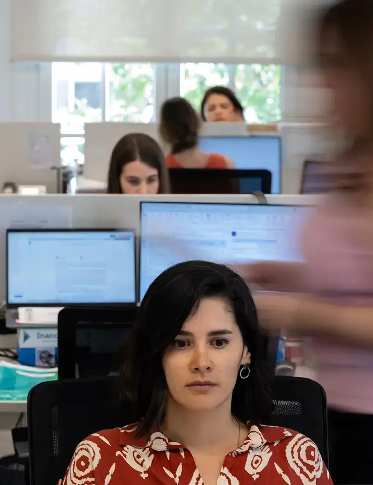Personas afuera de un edificio