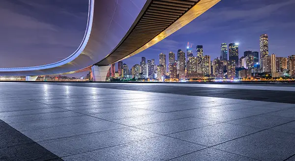 Puente y ciudad iluminada de noche