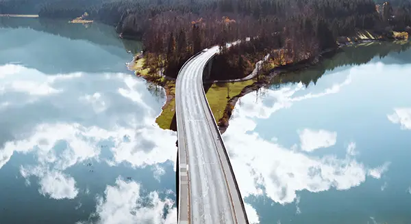 Puente con cielo y árboles